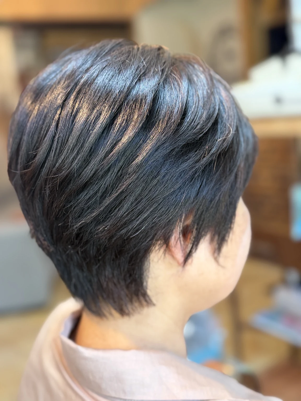 ブルーヴァイオレットと目立たないハイライトで白髪を自然になじませたショートヘア